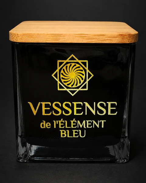 VESSENSE de l'ÉLÉMENT BLEU — vase de verre carré au couvercle de bois naturel